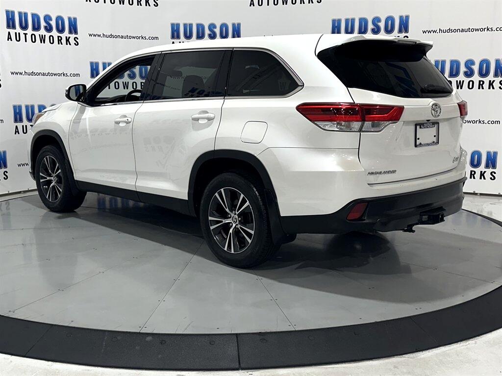 2019 Toyota Highlander LE photo 4