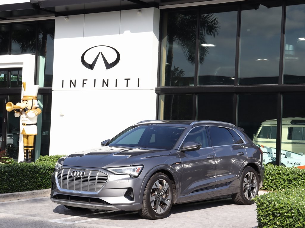 2022 Audi e-tron Premium's photo