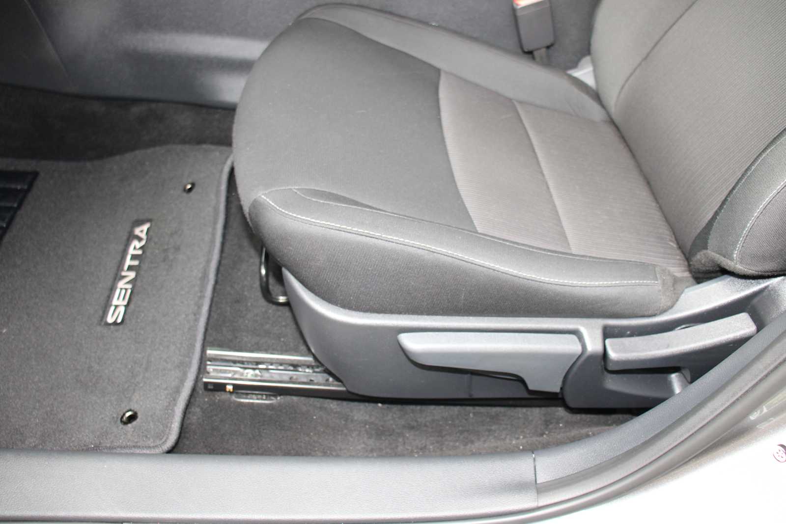 2025 Nissan Sentra SV photo 14