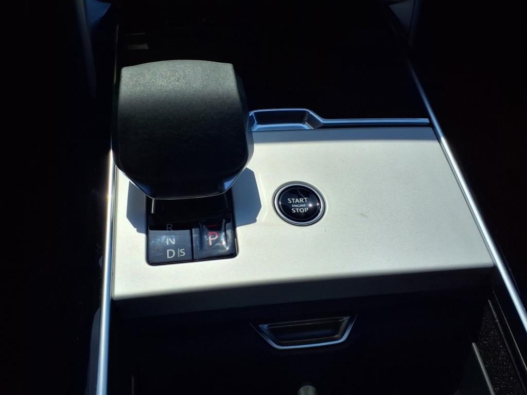 2025 Land Rover Range Rover SE photo 13