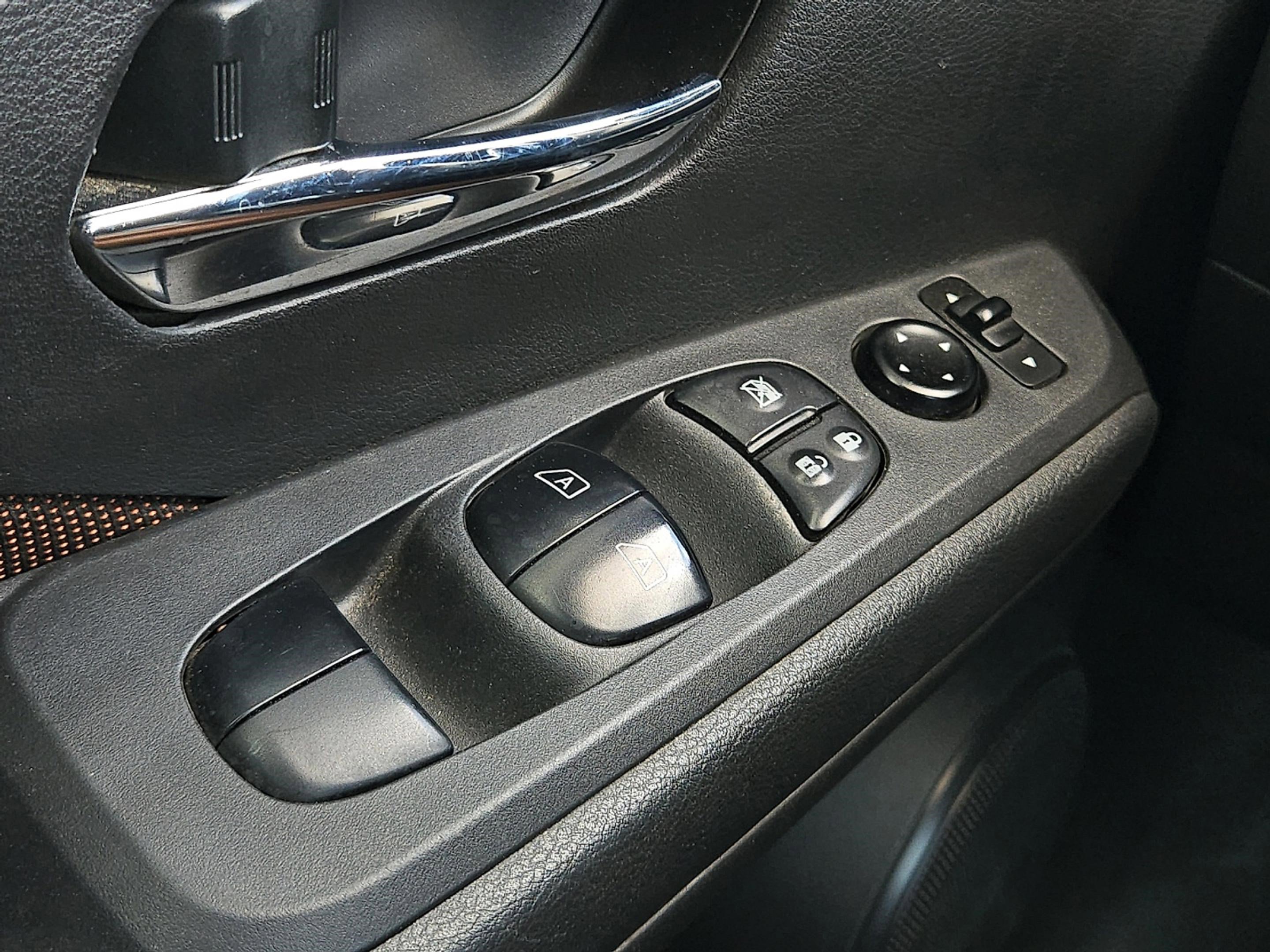 2023 Nissan Kicks SR photo 33