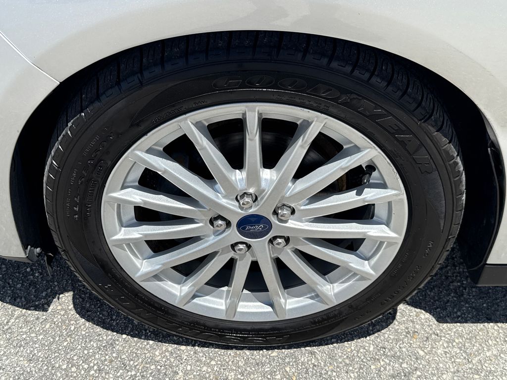 2015 Ford C-Max Hybrid SEL photo 9