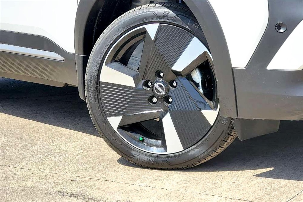 2025 Nissan Kicks SR photo 2