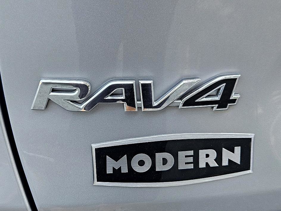 2024 Toyota RAV4 Hybrid XLE photo 10