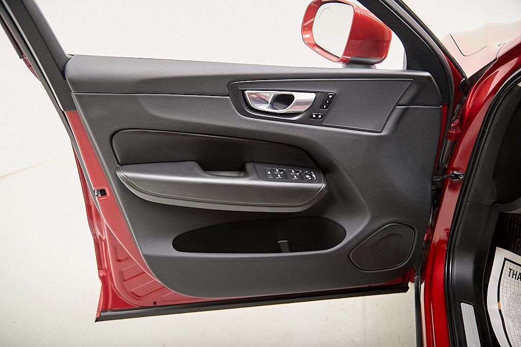 2023 VOLVO XC60 - Image 9