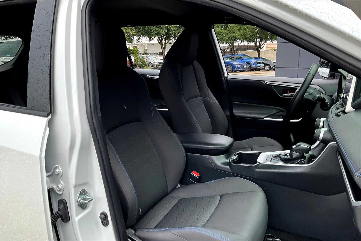 2024 Toyota RAV4 Hybrid SE photo 8