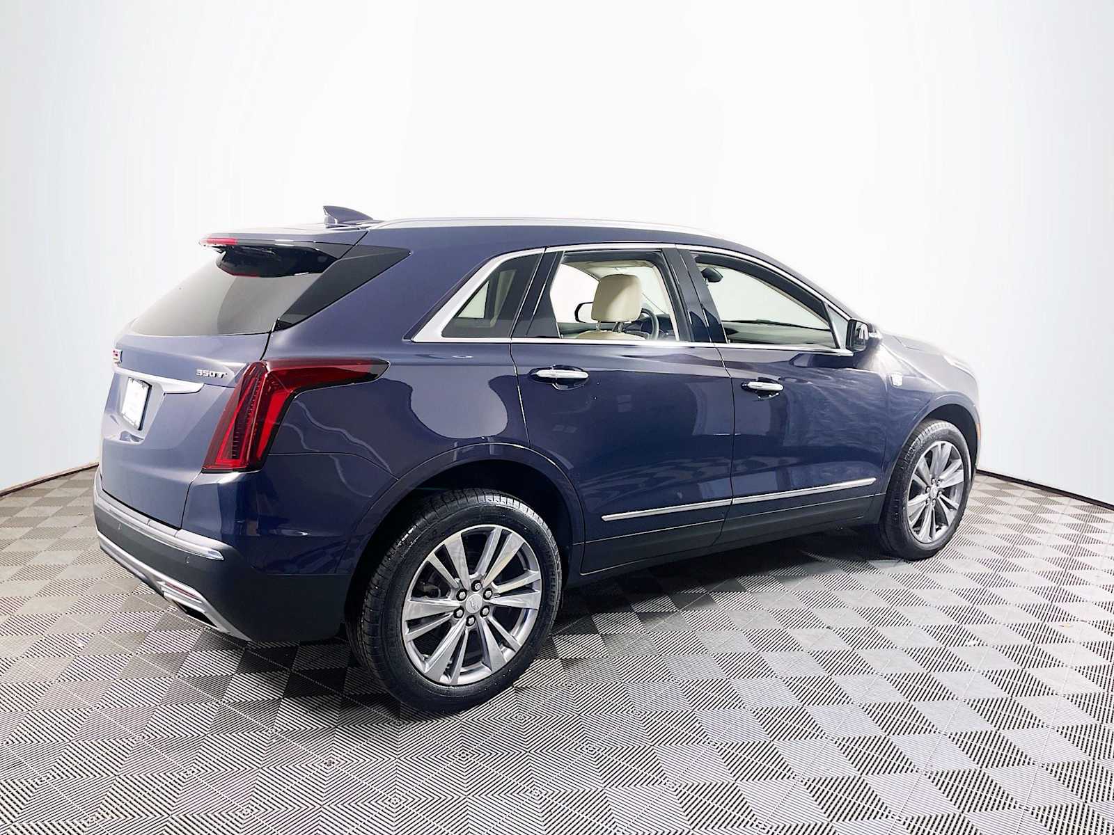 2025 Cadillac XT5 Premium Luxury photo 2