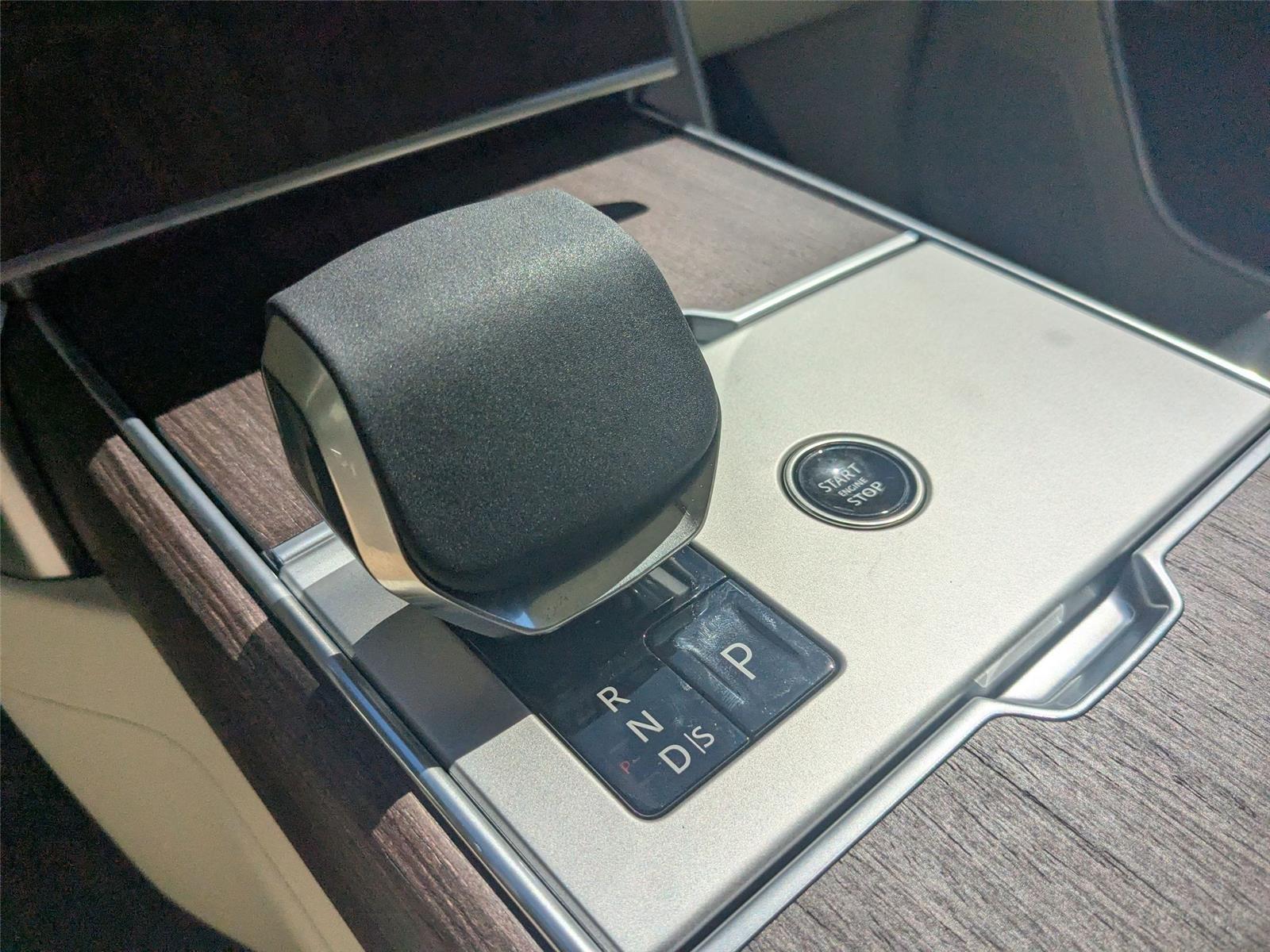 2025 Land Rover Range Rover SE photo 17