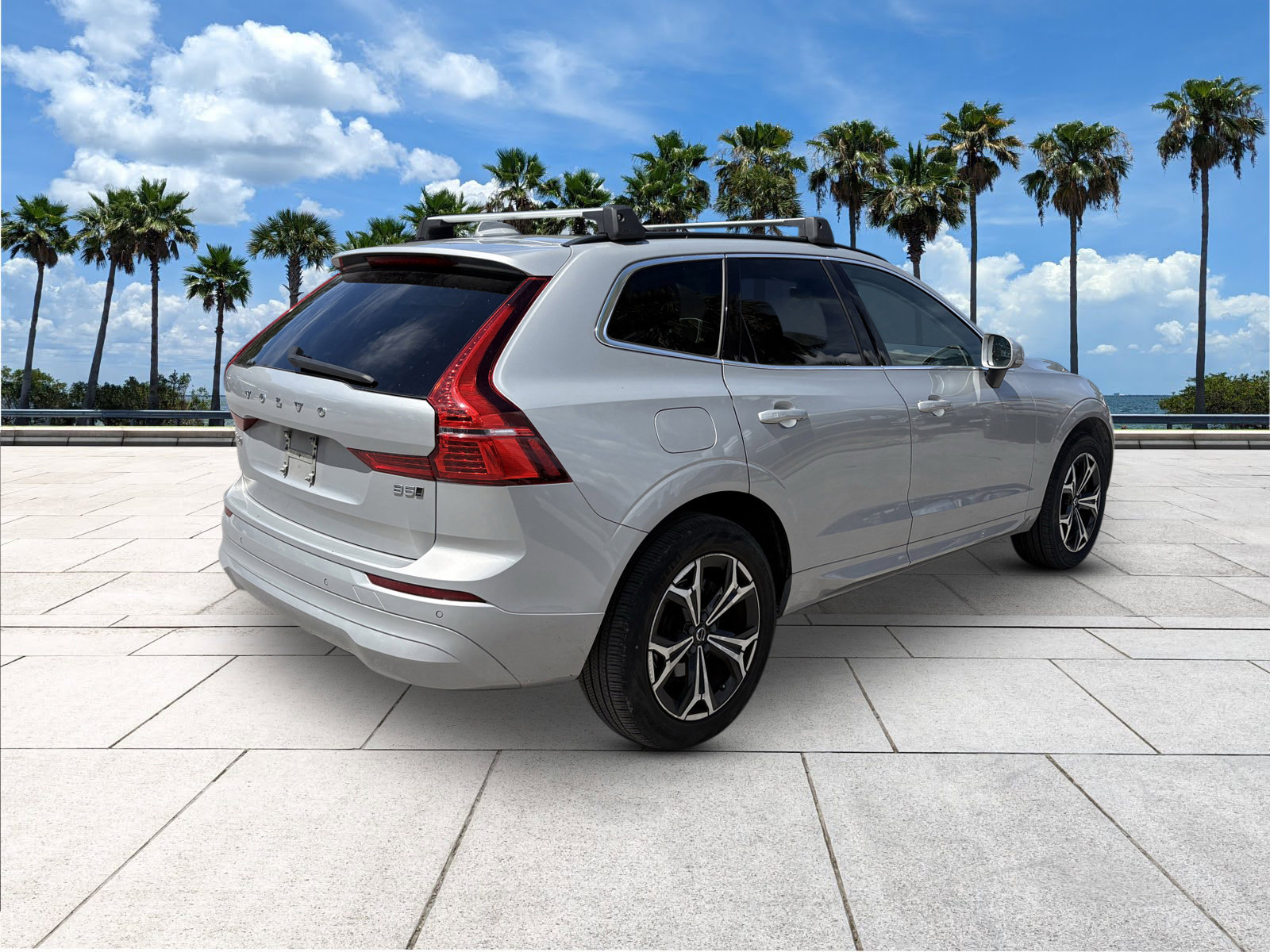 2022 Volvo XC60 Momentum photo 9
