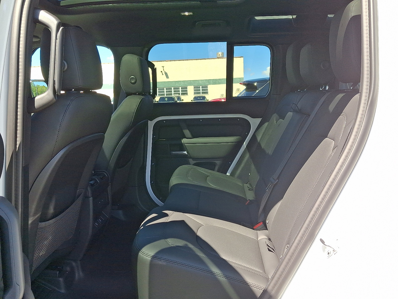 2025 Land Rover Defender 110 X-Dynamic SE photo 10