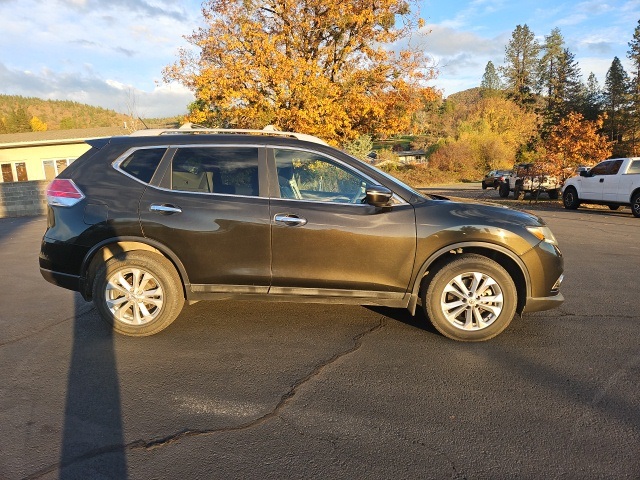 Used 2015 Nissan Rogue SV with VIN 5N1AT2MK1FC798627 for sale in Grants Pass, OR