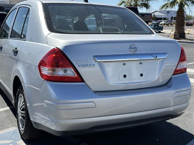 2009 Nissan Versa 1.6 Base Sedan photo 6