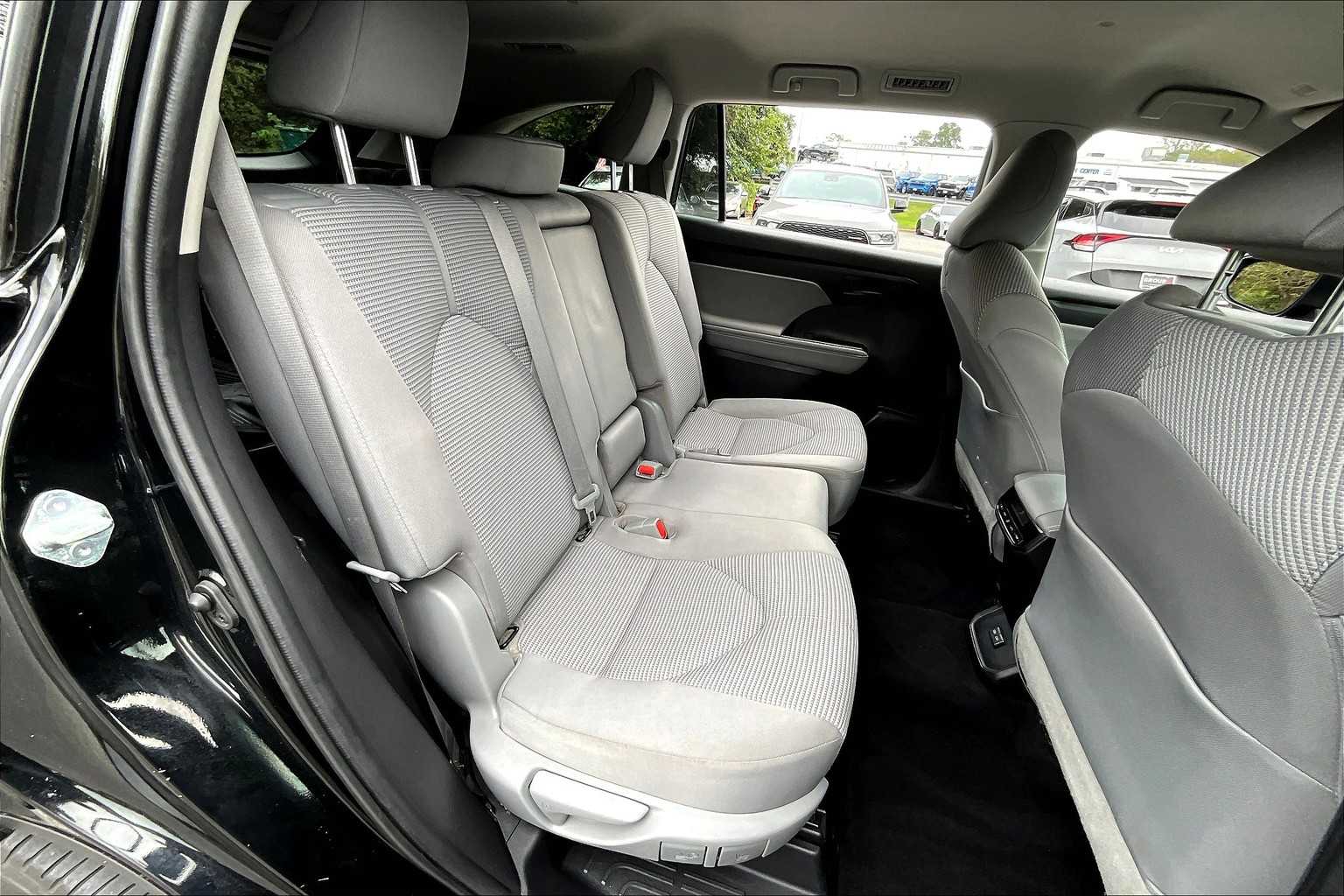 2022 Toyota Highlander LE photo 18
