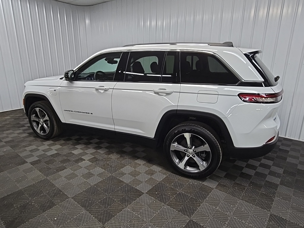 2023 Jeep Cherokee 4xe Sport photo 4