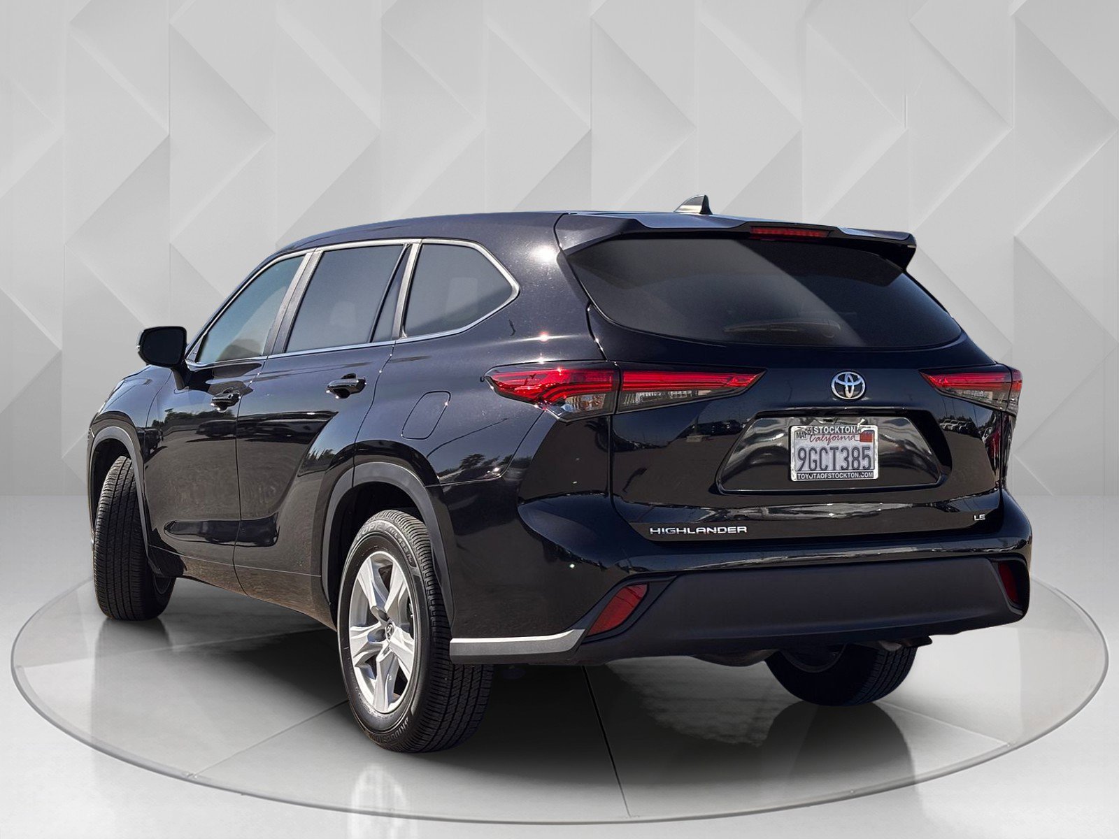 2023 Toyota Highlander LE photo 3