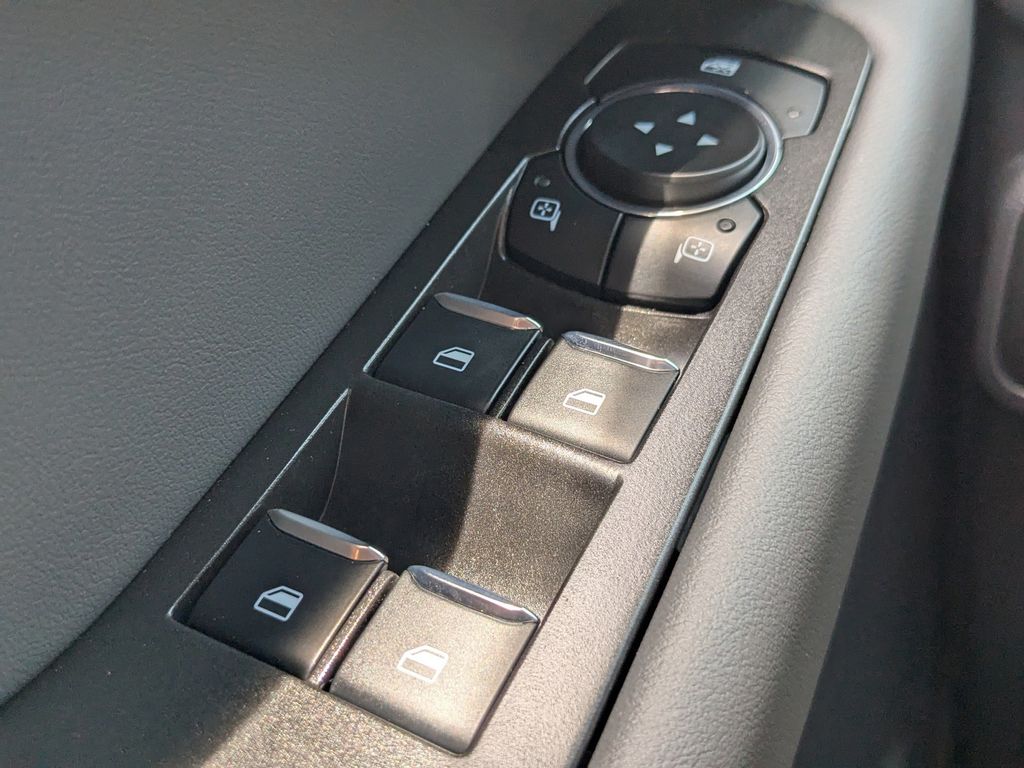 2025 Ford Explorer photo 29