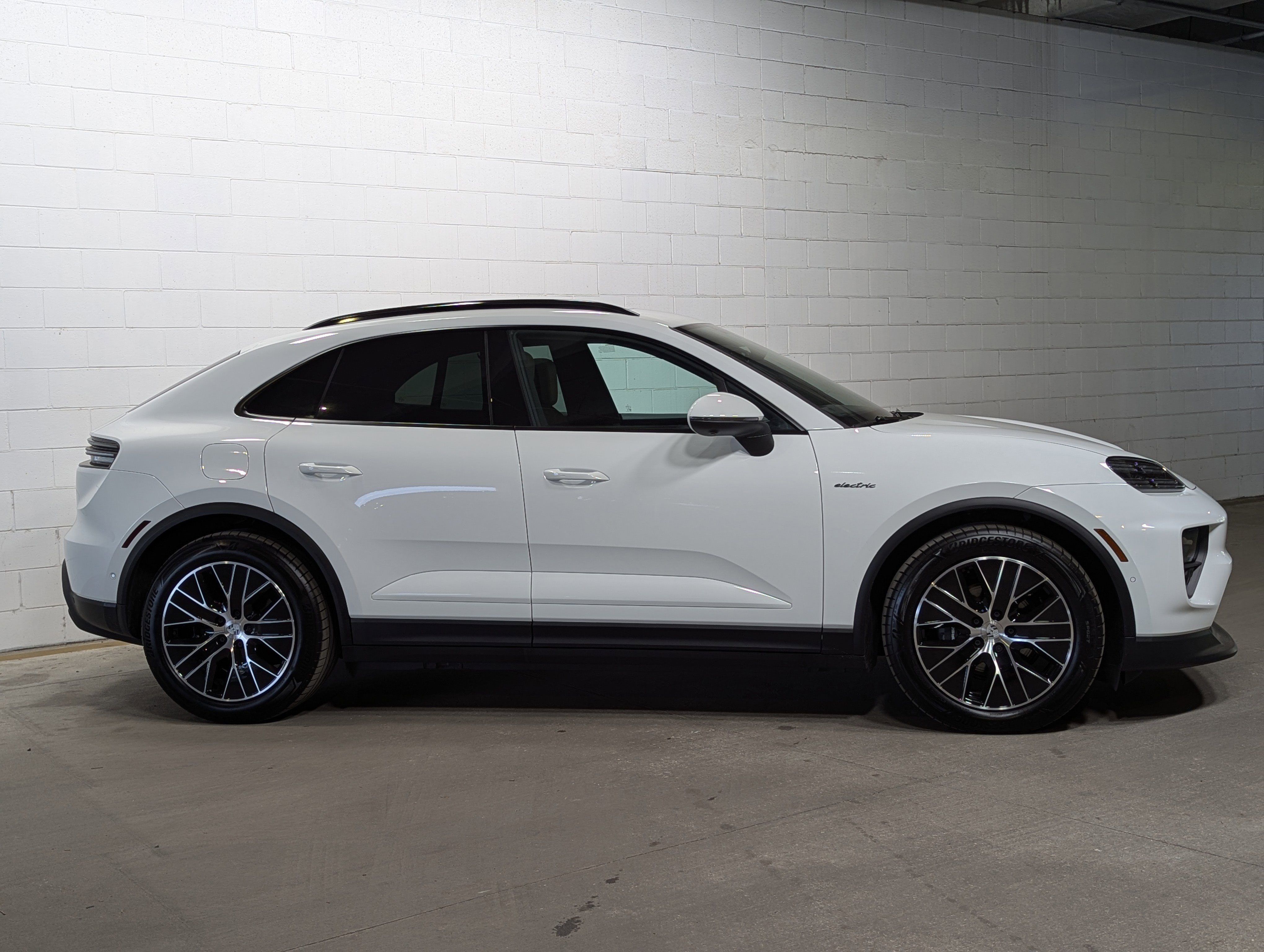 2025 Porsche Macan Electric 4 photo 3
