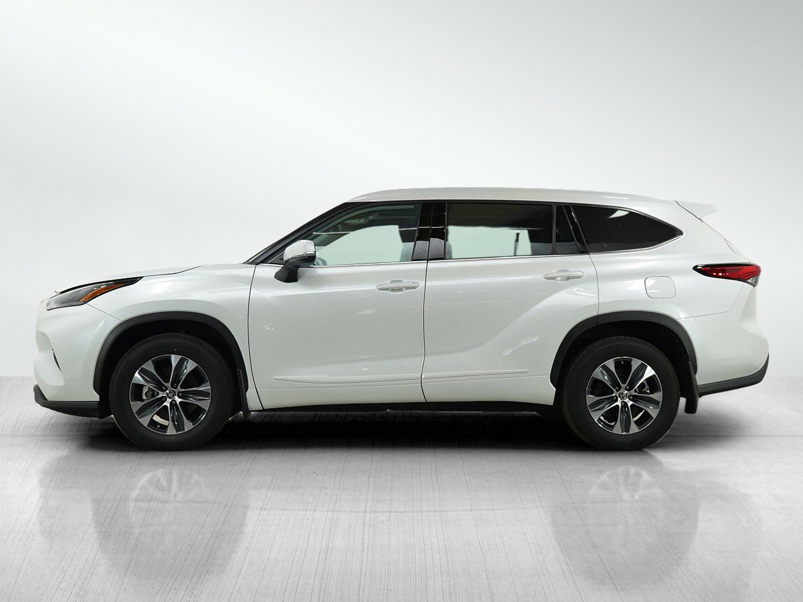 Used 2022 Toyota Highlander XLE with VIN 5TDHZRBH3NS572832 for sale in Bloomington, Minnesota