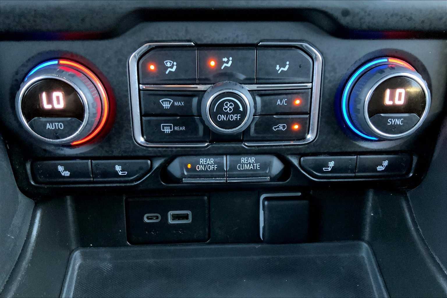 2022 Chevrolet Suburban RST photo 32