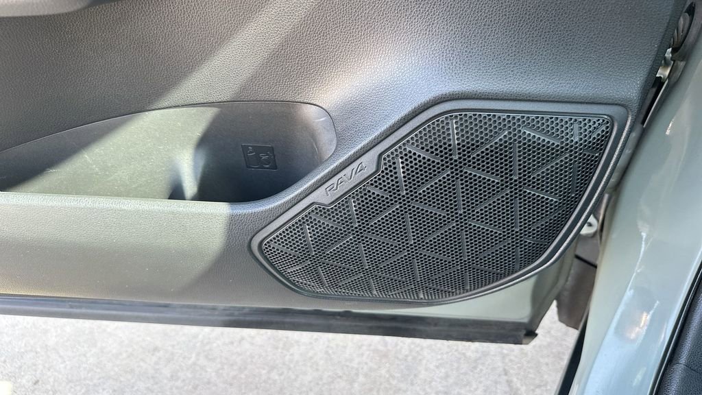 2021 Toyota RAV4 Hybrid XLE photo 23