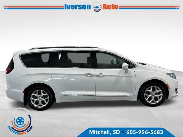 2017 Chrysler Pacifica Touring Plus photo 8
