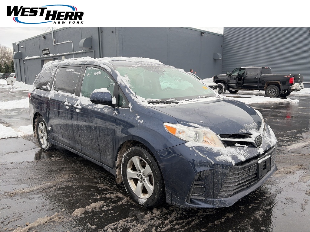 2020 Toyota Sienna LE's photo