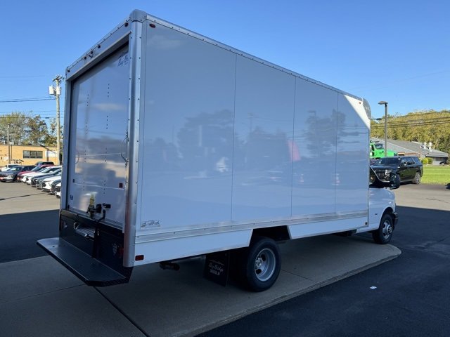 2025 Chevrolet Express Cutaway 3500 photo 2