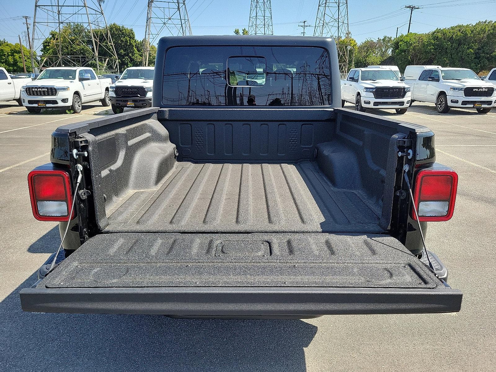 2025 Jeep Gladiator Sport S photo 3