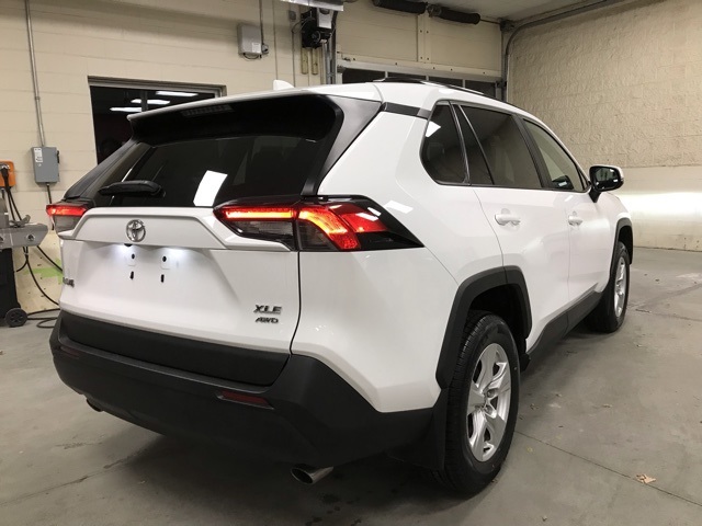 2021 Toyota RAV4 XLE photo 3