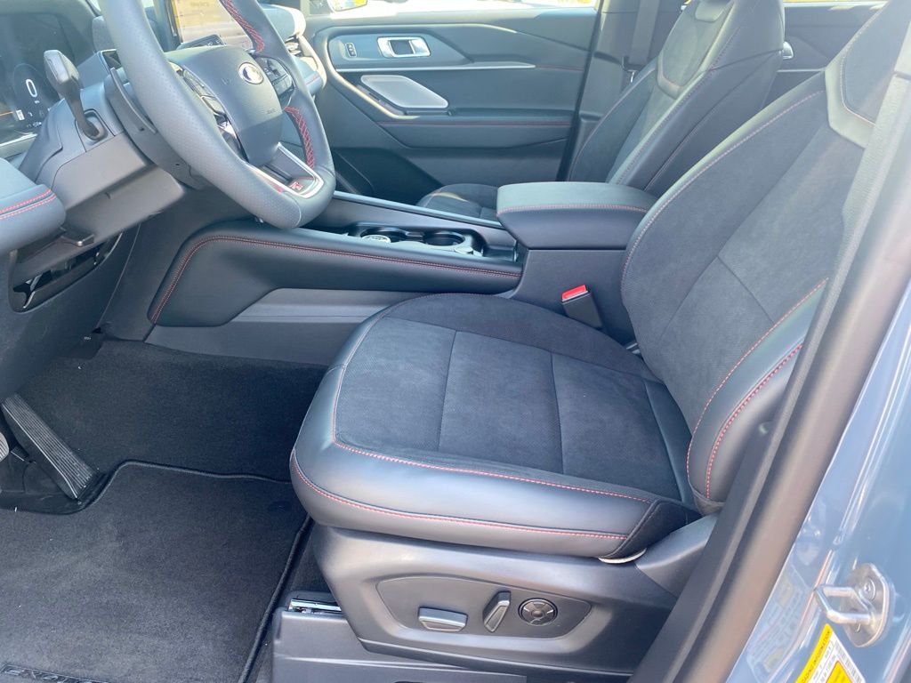 2025 Ford Explorer ST photo 8