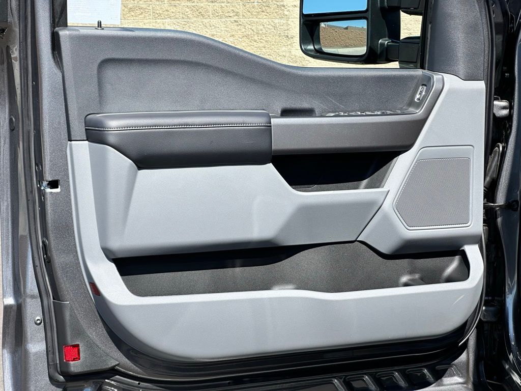 2025 Ford F-550 XLT photo 15
