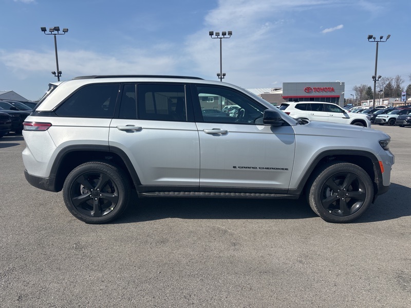 2025 Jeep Grand Cherokee Altitude X photo 2