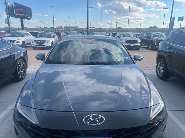 2022 Hyundai Elantra SEL photo 2