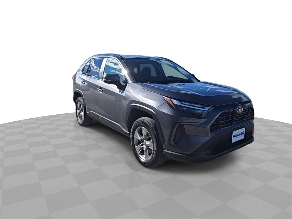 2022 Toyota RAV4 XLE photo 2