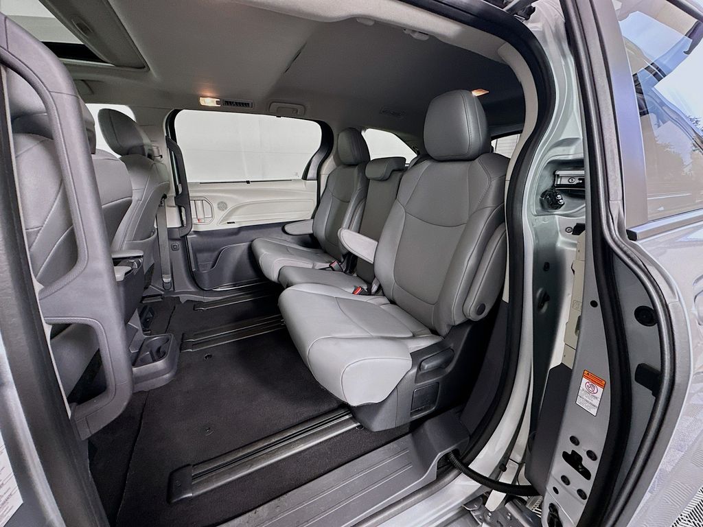 2024 Toyota Sienna XLE photo 24