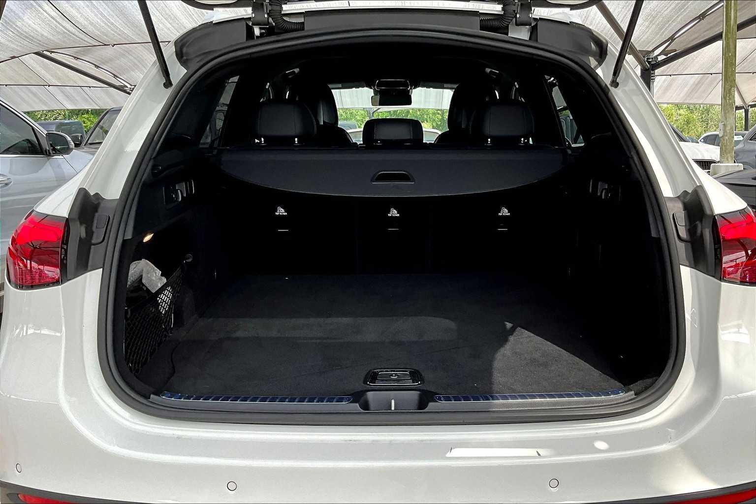 2025 Mercedes Benz GLC 300 photo 12