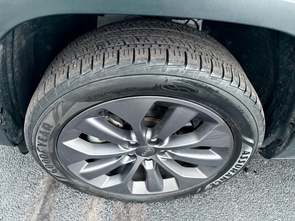 2021 Jeep Cherokee 80th Anniversary Edition photo 9
