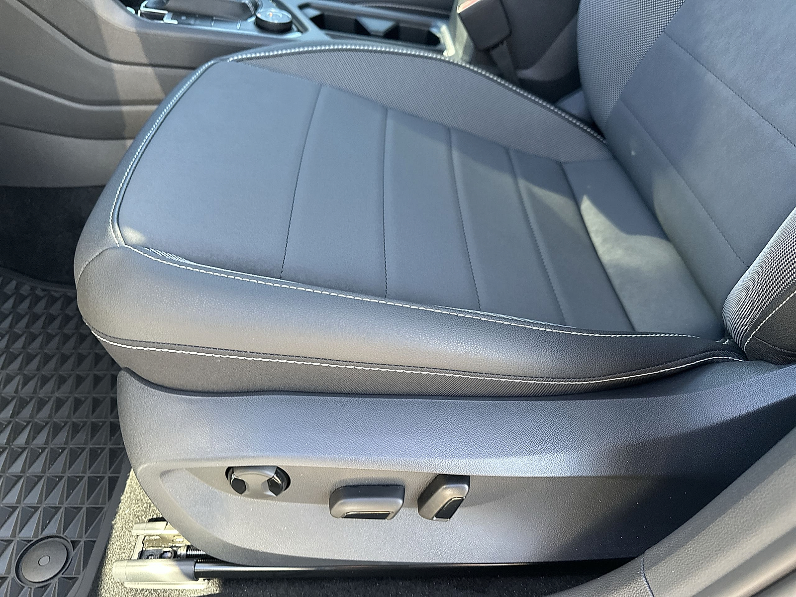 New 2024 Pyrite Silver Volkswagen 1.5T SE image 14