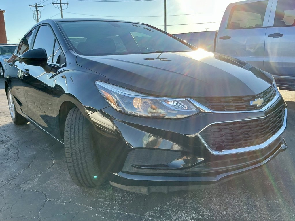 2017 Chevrolet Cruze LT photo 2