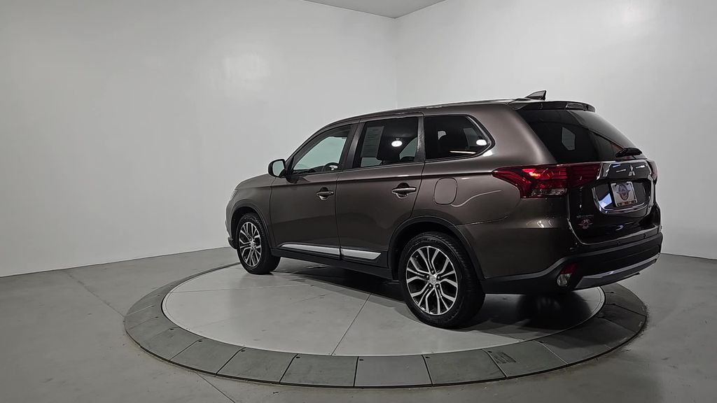 2017 Mitsubishi Outlander ES photo 2