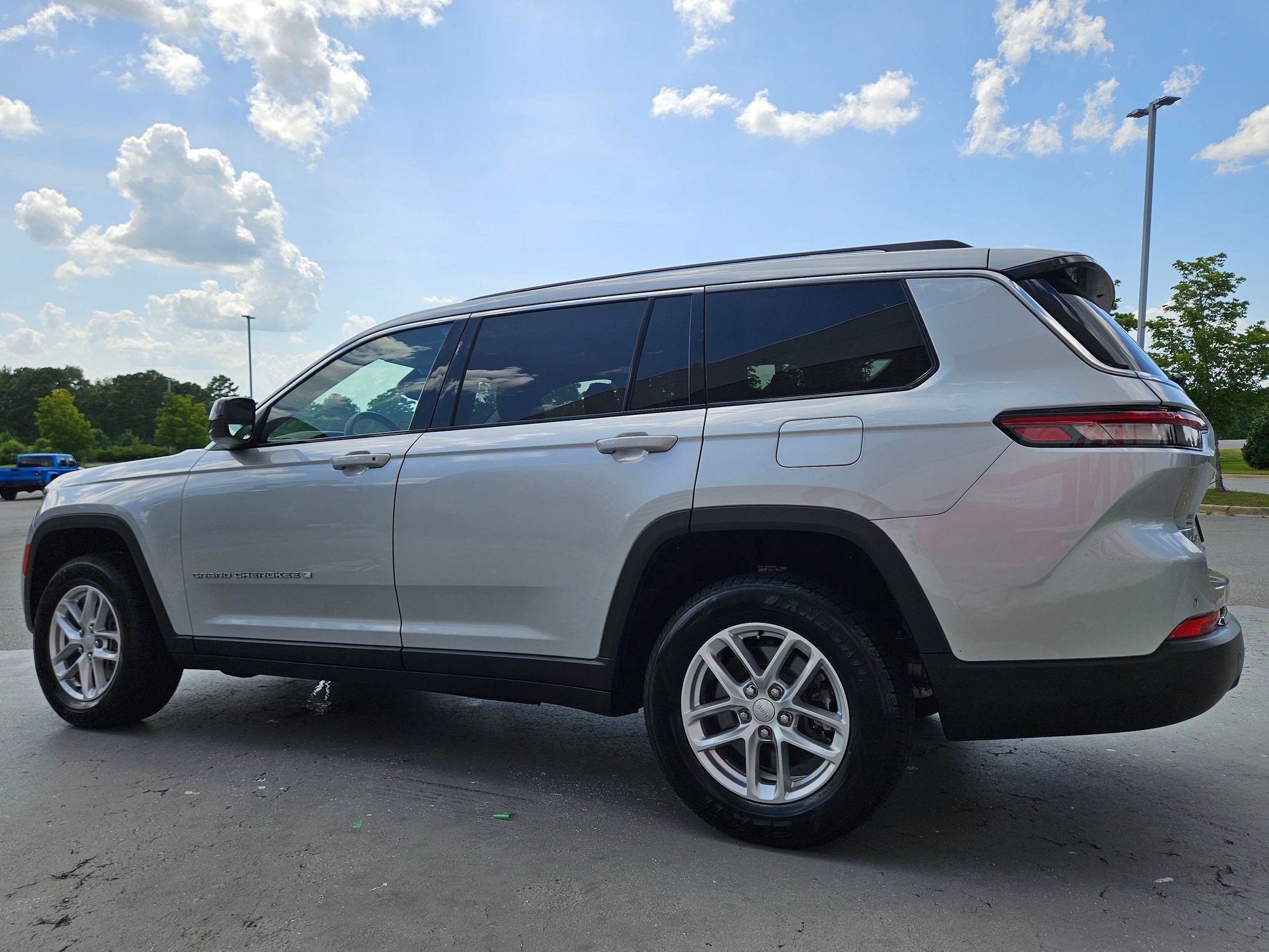 2023 Jeep Grand Cherokee Laredo photo 3