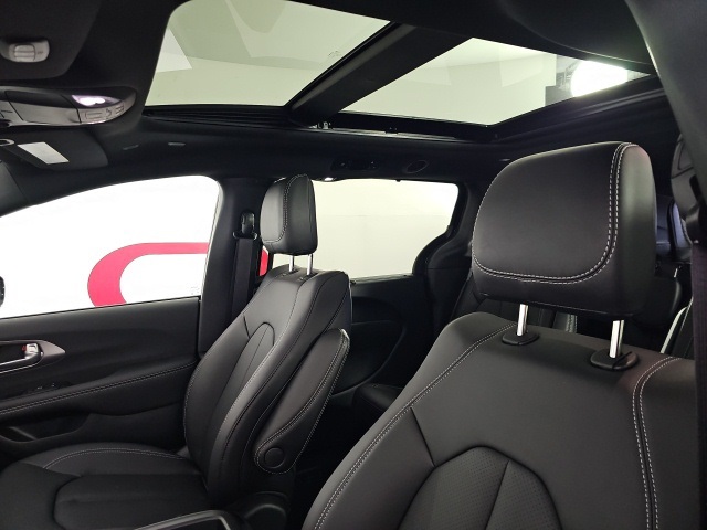 2026 Chrysler Pacifica photo 9