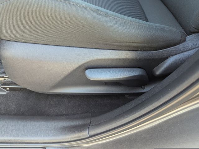 2022 Toyota RAV4 LE photo 18