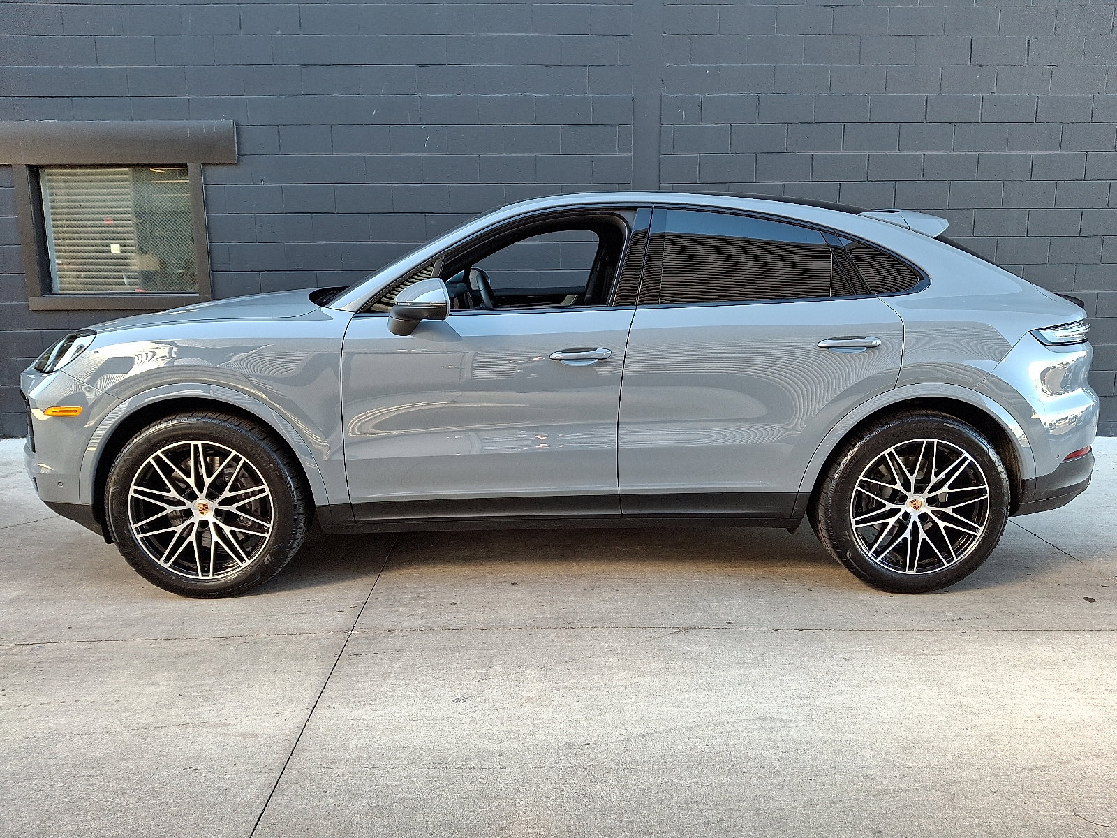 2025 Porsche Cayenne Coupe photo 2