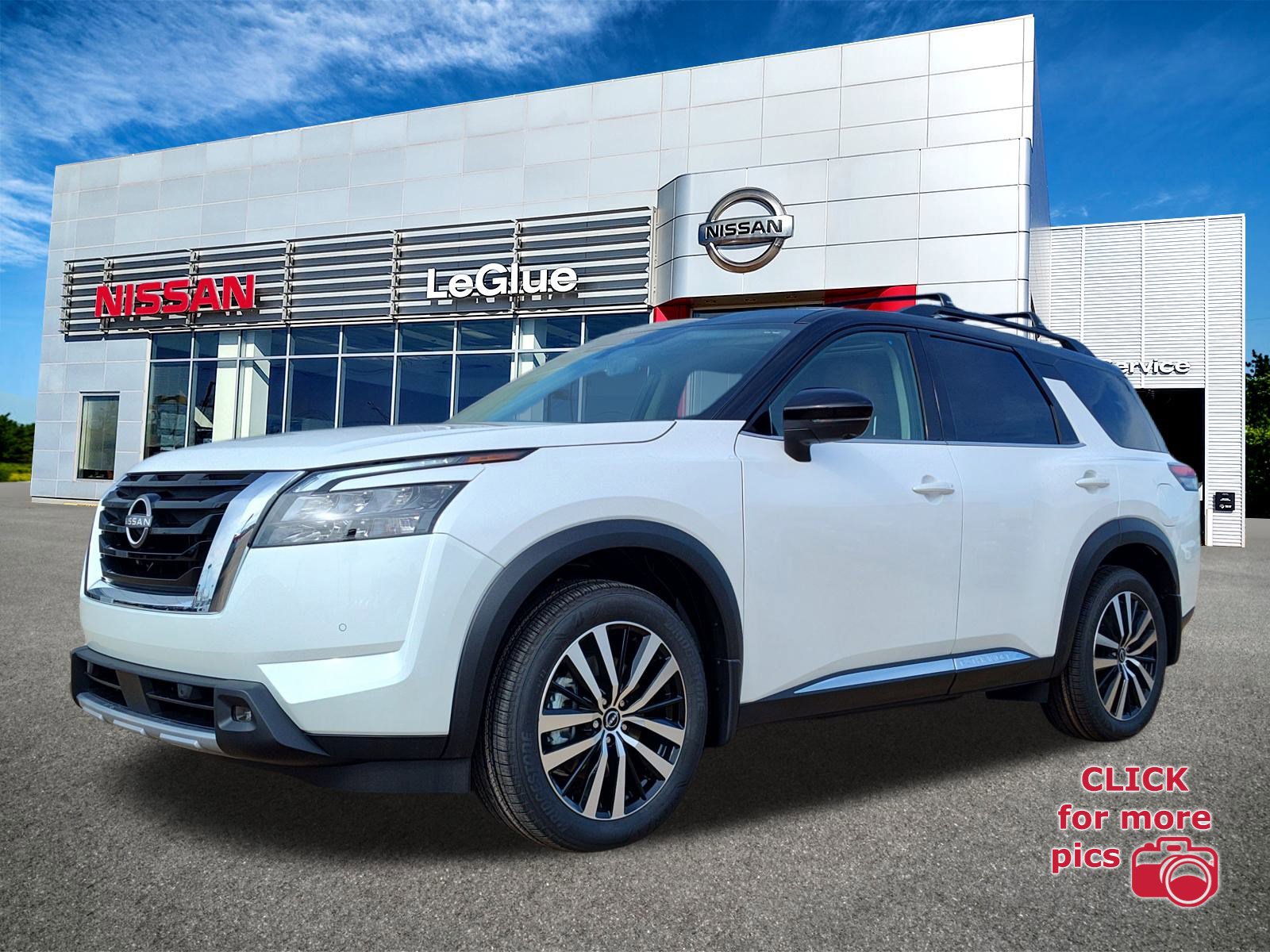 2025 Nissan Pathfinder Platinum's photo