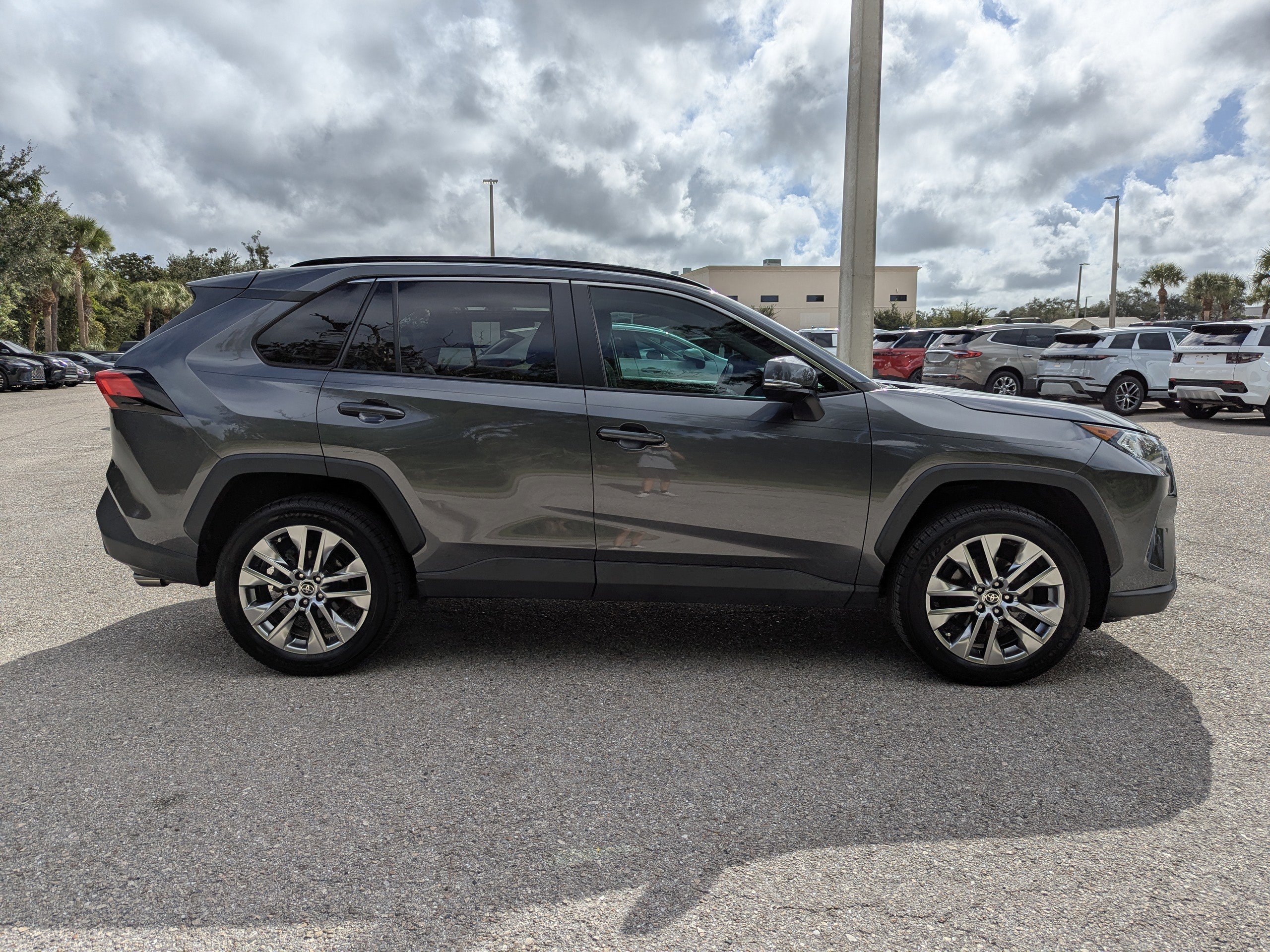2021 Toyota RAV4 XLE Premium photo 2