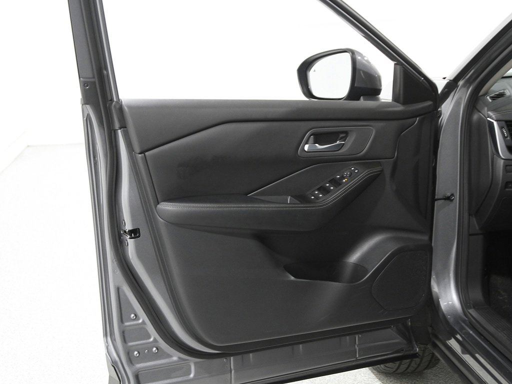 2024 Nissan Rogue SV photo 3
