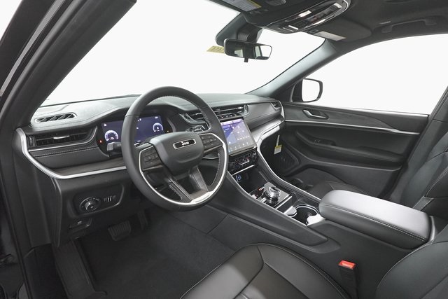 2025 Jeep Grand Cherokee Limited photo 12