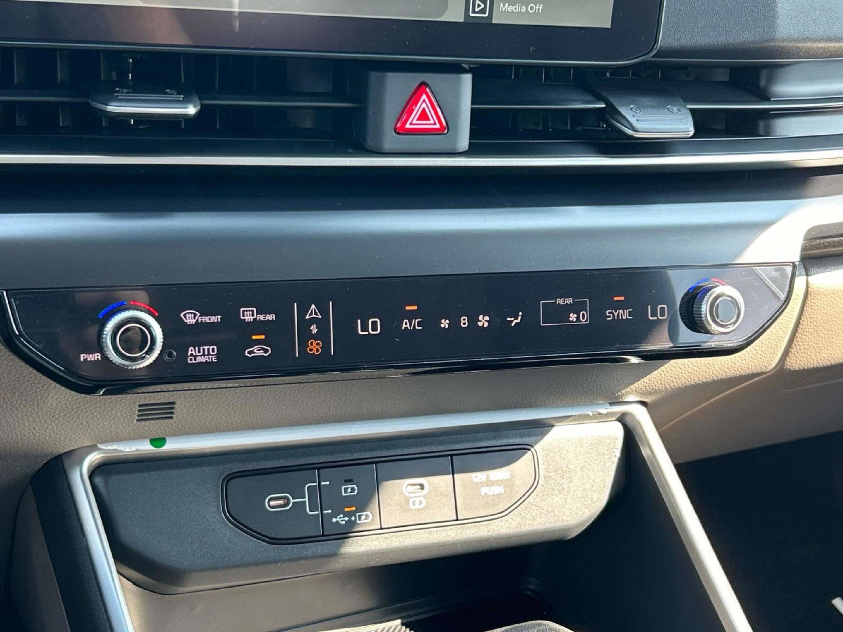 2026 Kia Carnival LX photo 25