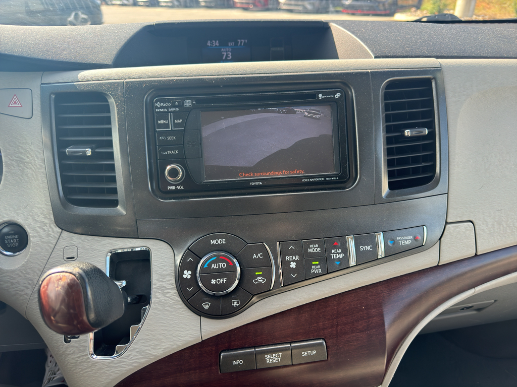 2014 Toyota Sienna XLE photo 12